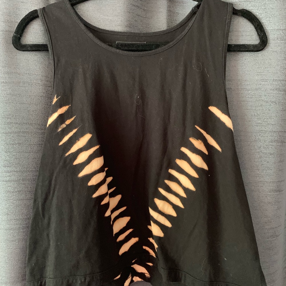 Black crop top with pattern